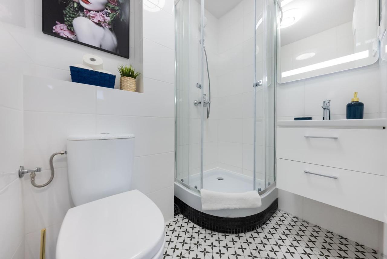 Unitapartaments Short Rent Apartment In Warsaw By Metro Station Rondo Onz Apart With 3Bedrooms 23 Exterior photo