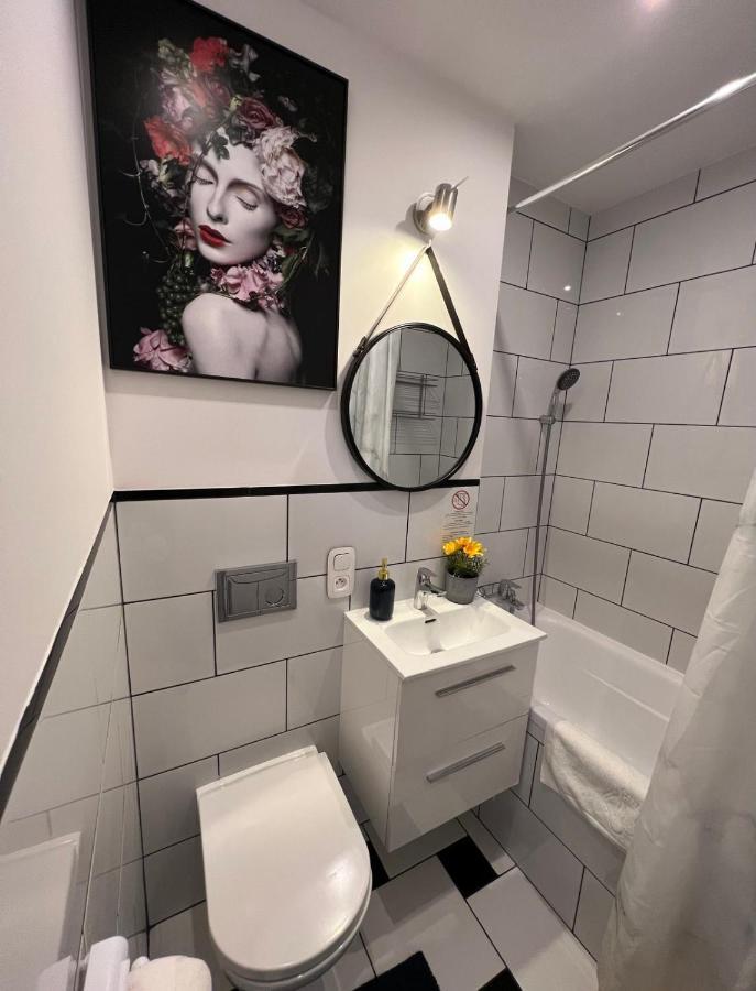 Unitapartaments Short Rent Apartment In Warsaw By Metro Station Rondo Onz Apart With 3Bedrooms 23 Exterior photo